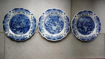 3 Delfts blauw borden met taferelen van Jan Steen beschikbaar voor biedingen