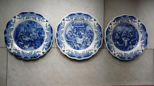 3 Delfts blauw borden met taferelen van Jan Steen, Antiek en Kunst, Antiek | Wandborden en Tegels, Ophalen of Verzenden