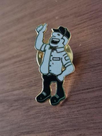 471 Pin   Figuurtje met Pet en Uniform beschikbaar voor biedingen