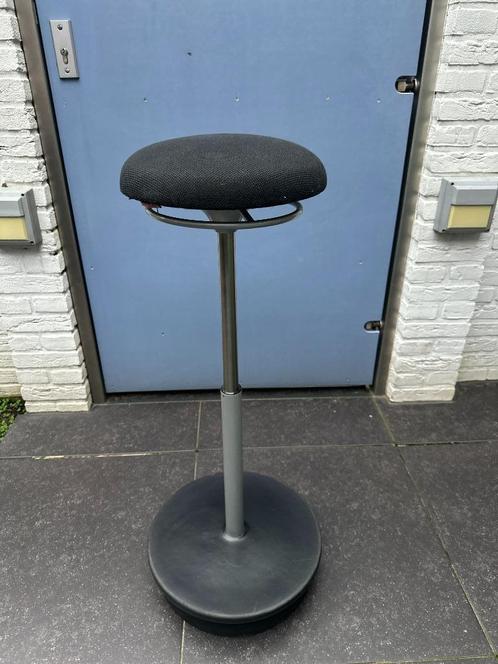 Haworth Comforto ergonomische sta zit kruk | €95 per stuk, Huis en Inrichting, Bureaustoelen, Gebruikt, Bureaukruk, Zwart, Ergonomisch