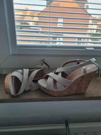 Nieuwe beige sleehakken, Kleding | Dames, Schoenen, Ophalen, Atmosphere, Beige, Nieuw