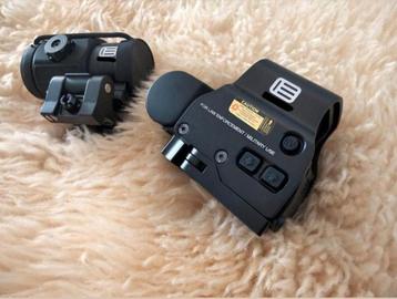 Zwart gekleurde red dot sight en foldable scope 3x beschikbaar voor biedingen