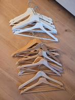 Klerenhangers - 19 stuks (wit & bruin), Kleding | Dames, Kledinghangers, Ophalen, Gebruikt, Hout, Volwassenen