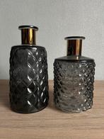 Set van 2 grijze vaasjes met gouden accenten, Overige kleuren, Ophalen of Verzenden, Minder dan 50 cm, Glas