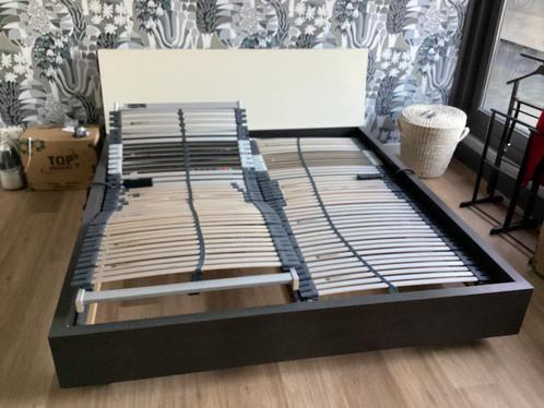 Houten bed met elektrisch verstelbare lattenbodems, Huis en Inrichting, Slaapkamer | Bedden, Gebruikt, Tweepersoons, 180 cm, 200 cm