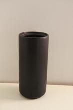 Vaas, mat zwart. Cilindervorm. Hoogte 22 cm. Nieuw., Zwart, Aardewerk of Porselein, Nieuw, Ophalen of Verzenden