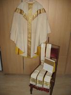 Wit kazuifel met stola, manipel en bursa, Antiek en Kunst, Antiek | Religie, Ophalen of Verzenden