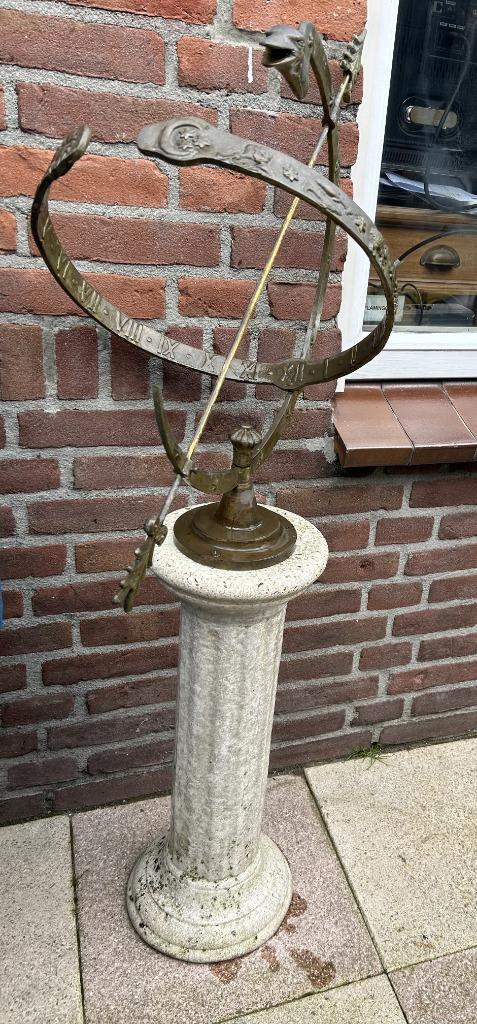 mooie messing zonnewijzer op betonnen voet voor in de tuin, Tuin en Terras, Zonnewijzers, Gebruikt, Ophalen