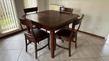 In perfecte staat verkerende eetkamertafel met 4 stoelen beschikbaar voor biedingen