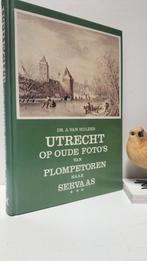 Hulzen, Dr. A. van; Utrecht op oude foto’s Plompetoren naar, Boeken, Geschiedenis | Stad en Regio, Ophalen of Verzenden, Gelezen