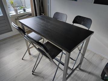 Hoge tafel met krukken beschikbaar voor biedingen
