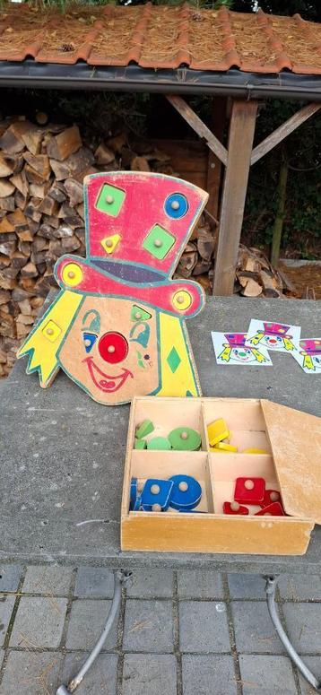 Vintage houten vormsorteerder in de vorm van een clown beschikbaar voor biedingen
