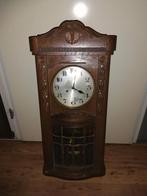 Oude werkende mooie klok, Ophalen