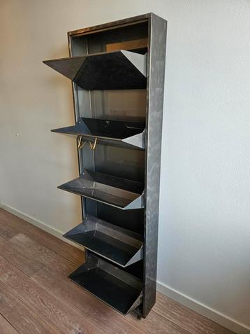 Ruime metalen schoenenkast met 5 schappen
