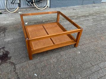 tafel met glasplaat beschikbaar voor biedingen