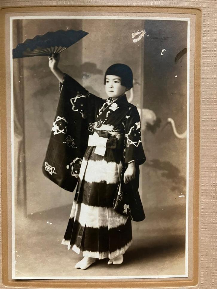 OUDE JAPANSE ZWART WIT FOTO. PLUSMINUS 1900. MEISJE IN KIMON, Verzamelen, Foto's en Prenten, Zo goed als nieuw, Foto, Overige onderwerpen