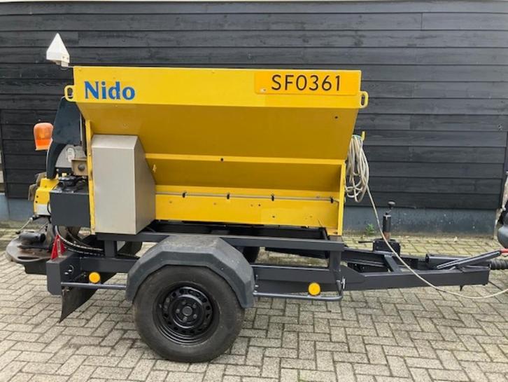 Nido Stratos  B11-AWAL  zoutstrooier bj 2003, Zakelijke goederen, Machines en Bouw | Onderhoud en Reiniging, Ophalen