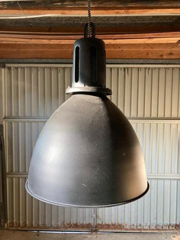 Industriele hanglamp beschikbaar voor biedingen