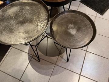 Bijzettafels metalen en houten beschikbaar voor biedingen