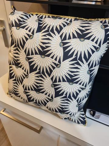 2 Sierkussens Wit, Blauw & Goud beschikbaar voor biedingen