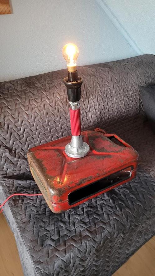 UNIEK lamp van brandweer spuit en jerrycan rood nachtkastje, Antiek en Kunst, Antiek | Lampen, Ophalen of Verzenden