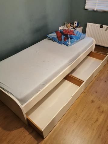 Bed met lattenboden en onderlades beschikbaar voor biedingen