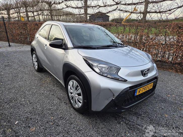 Toyota Aygo X 1.0 VVT-I MT Play (bj 2022), Auto diversen, Schadeauto's, Toyota, Handgeschakeld, Benzine, Hatchback, Zilver of Grijs
