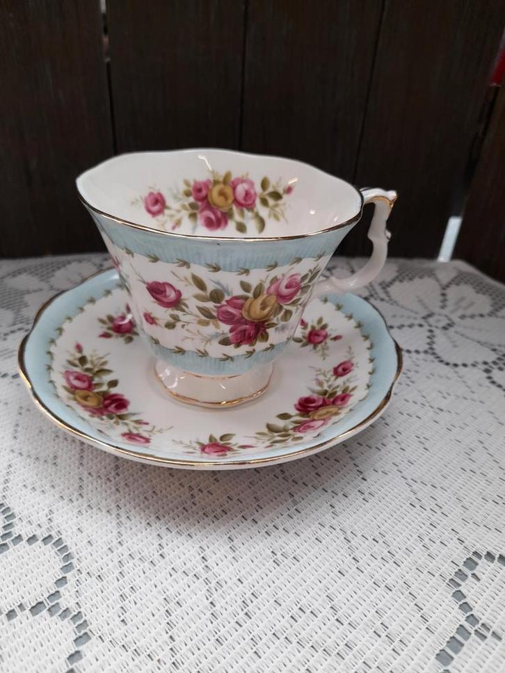 Royal albert kopje two step, Antiek en Kunst, Antiek | Servies los, Ophalen of Verzenden