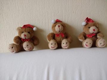 3 knuffelbeertjes met mutsje, strik en voetjes met gezichtje beschikbaar voor biedingen