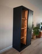 Zwarte metalen kast met houten planken, Ophalen