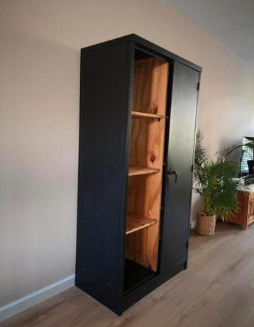 Zwarte metalen kast met houten planken beschikbaar voor biedingen