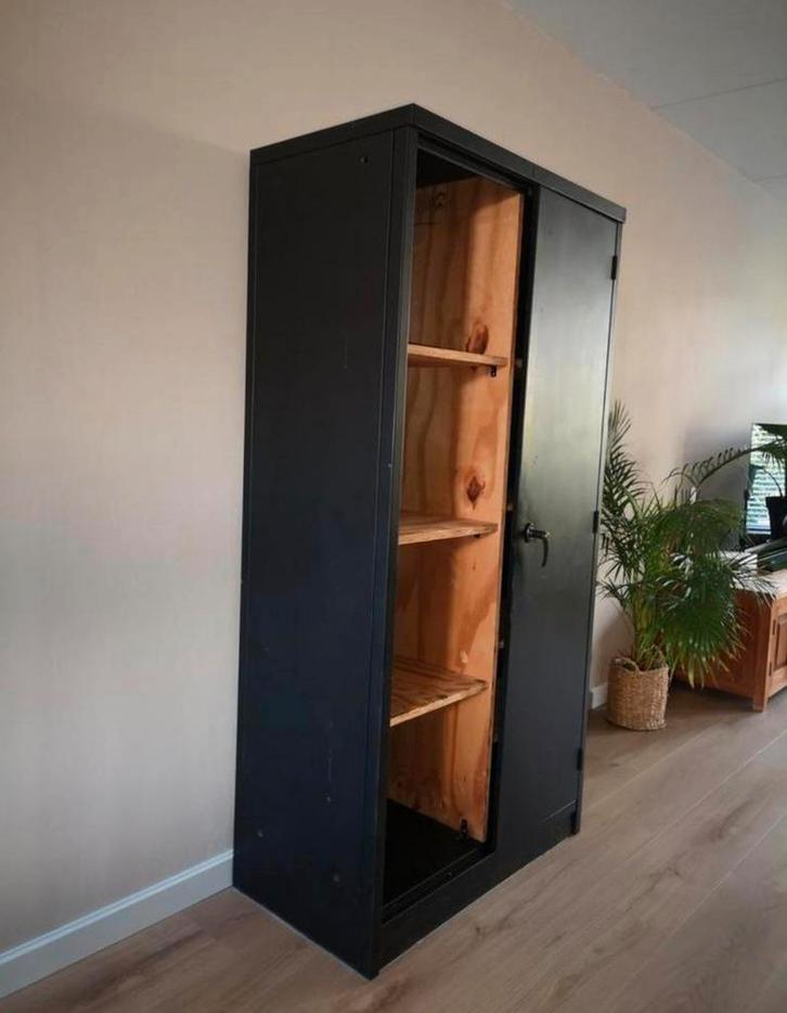 Zwarte metalen kast met houten planken, Huis en Inrichting, Kasten | Overige, Ophalen