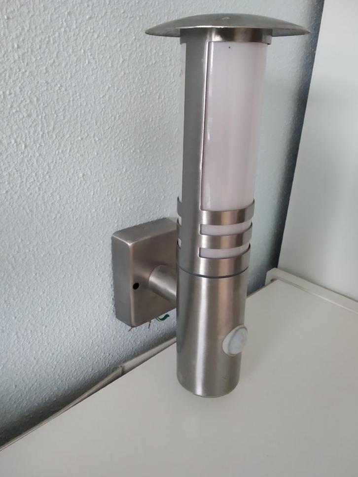 Buitenlamp met sensor, Tuin en Terras, Buitenverlichting, Gebruikt, Wandlamp, Rvs, 50 tot 250 watt, Netvoeding, Bewegingssensor