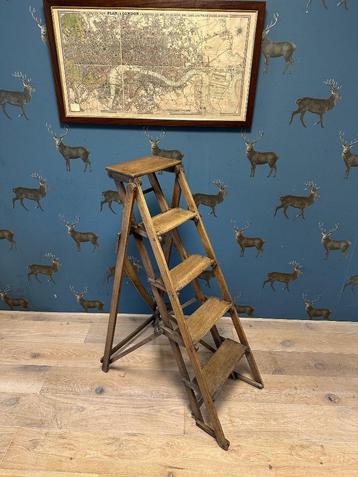 Antiek eiken trapje beschikbaar voor biedingen