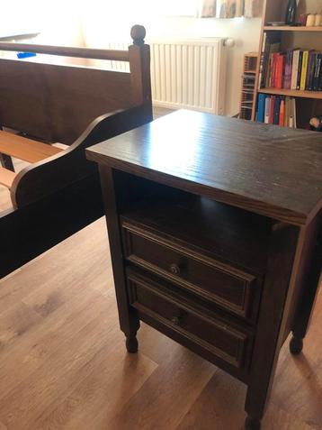 Hoog Antiek Bed met Nachtkastje - Donker Hout beschikbaar voor biedingen