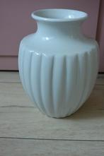 Geribbelde hoge witte vaas, Gebruikt, Wit, Aardewerk of Porselein, Ophalen of Verzenden