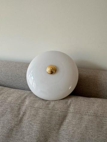 Vintage plafondlamp – wit glas met messing detail beschikbaar voor biedingen