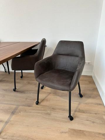 Eetkamerstoel Fuse (€100,- per stoel) beschikbaar voor biedingen