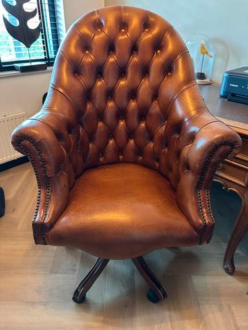 Chesterfield Director Swivel Chair. Izgs. beschikbaar voor biedingen