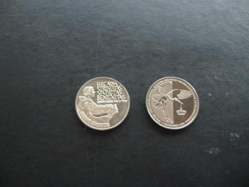 Twee herdenkingsmunten, Postzegels en Munten, Munten | Nederland, Losse munt, Euro's, Koningin Beatrix, Ophalen of Verzenden