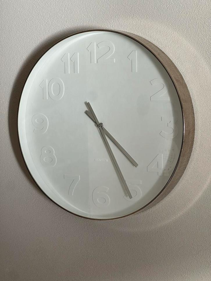 Karlsson Klok - Stijlvol Design, Huis en Inrichting, Woonaccessoires | Klokken, Zo goed als nieuw, Wandklok, Analoog, Ophalen of Verzenden