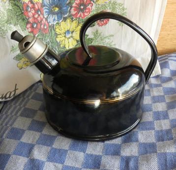 oude emaille fluitketel/ zwart emaille waterketel beschikbaar voor biedingen
