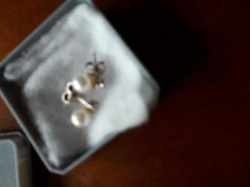 Prachtige zilveren parelknopjes steker  beschikbaar voor biedingen