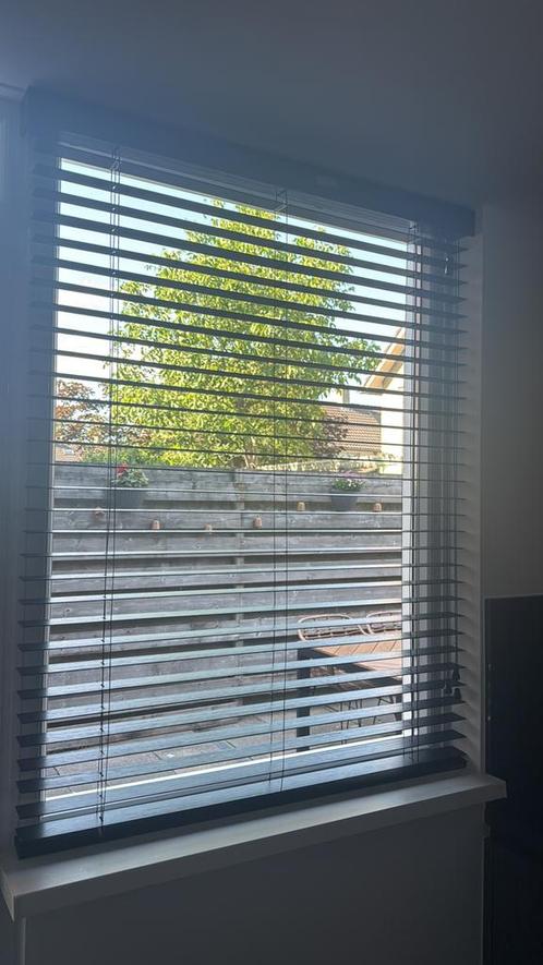 Gloed nieuwe zwarte houten jalozieën op de dag, Huis en Inrichting, Stoffering | Gordijnen en Lamellen, Zo goed als nieuw, Minder dan 100 cm