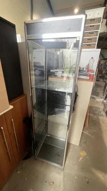 Vitrine kast beschikbaar voor biedingen