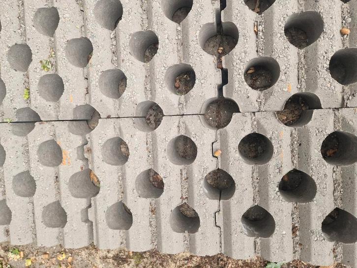 Grasbeton 40x40x12 geribbeld, Tuin en Terras, Tegels en Klinkers, Zo goed als nieuw, Klinkers, Beton, Ophalen