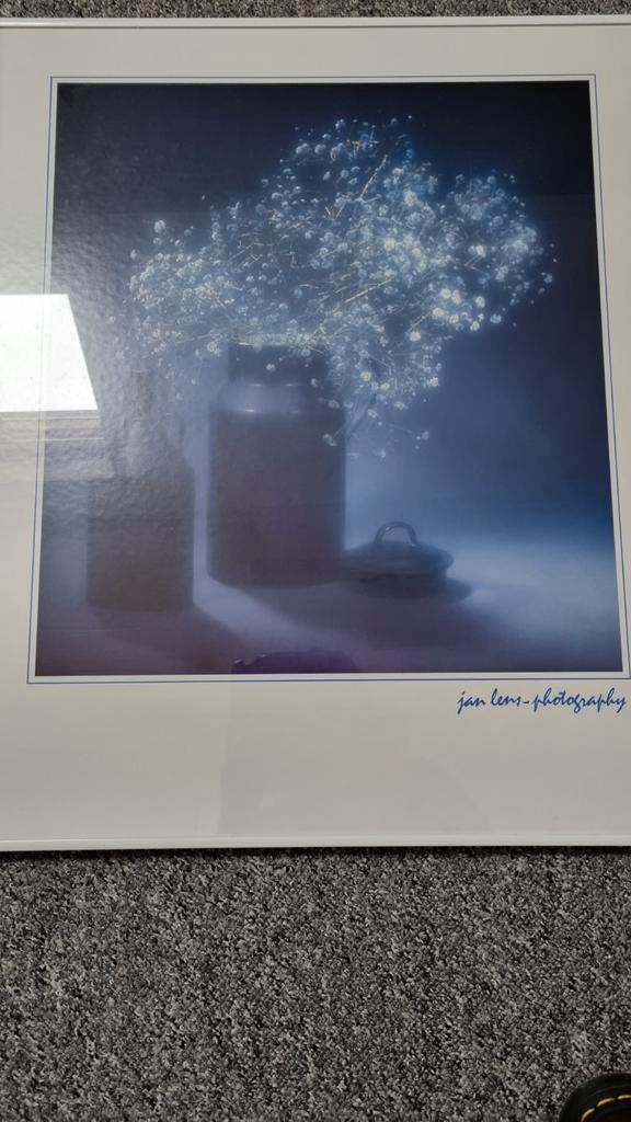 INGELIJSTE POSTER JAN LENS BLAUW EMAILLE MELKBUS GIPSKRUID, Huis en Inrichting, Woonaccessoires | Schilderijen, Tekeningen en Foto's