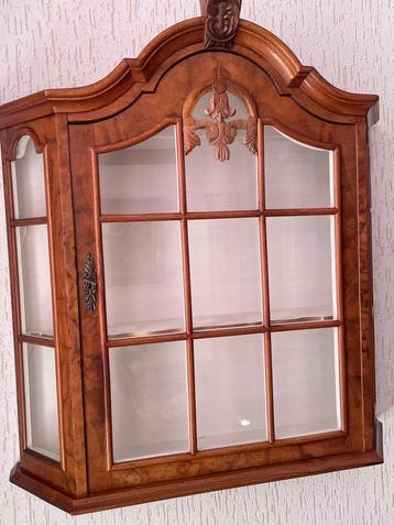 Vitrine kastje beschikbaar voor biedingen