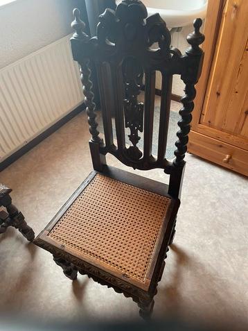 Antieke stoelen beschikbaar voor biedingen