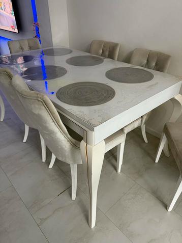 Witte uitschuifbare eettafel beschikbaar voor biedingen